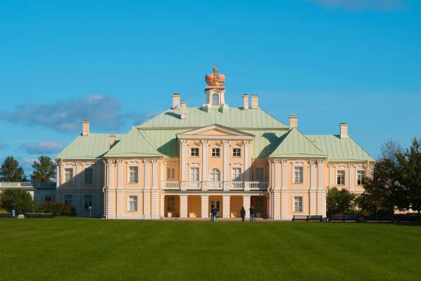 宫殿 - gōng diàn