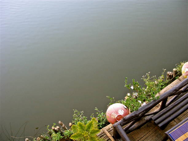 旁边 - páng biān