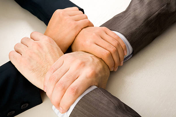 联手 - lián shǒu