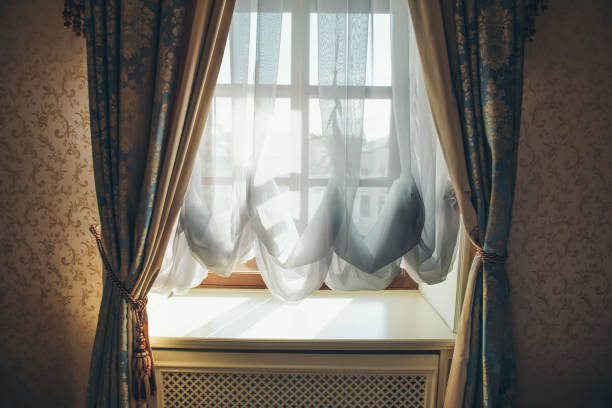 窗帷 - chuāng wéi