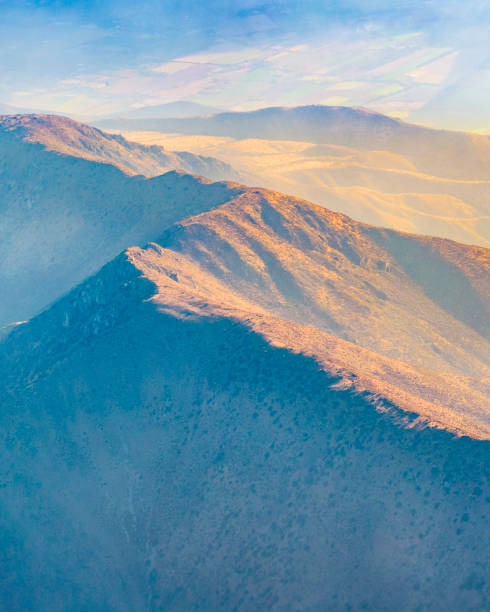 山岭 - shān lǐng