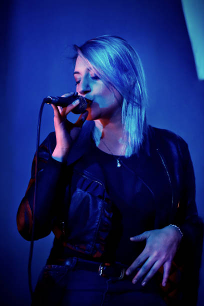 主唱 - zhǔ chàng