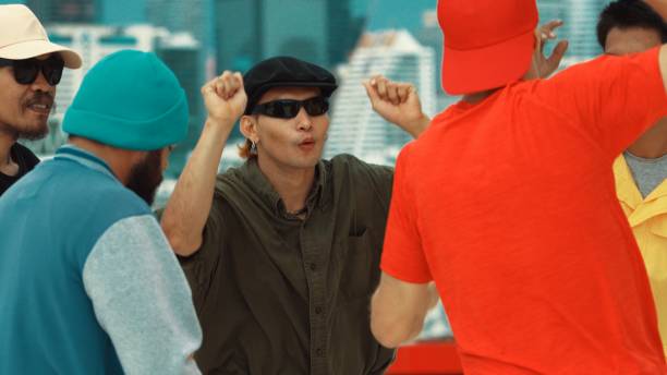 挑动 - tiǎo dòng