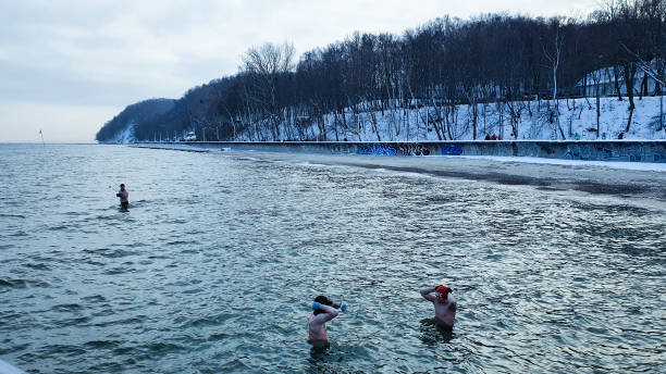 冬泳 - dōng yǒng