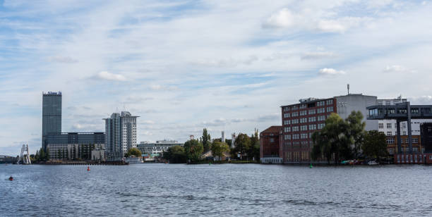 狂欢 - kuáng huān