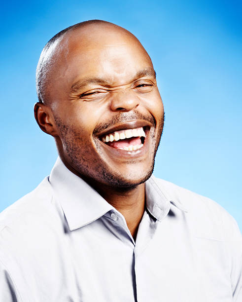 强笑 - qiǎng xiào