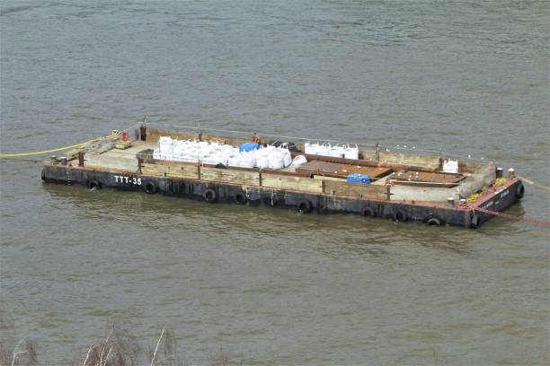 趸船 - dǔn chuán