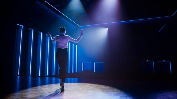 上台 - shàng tái