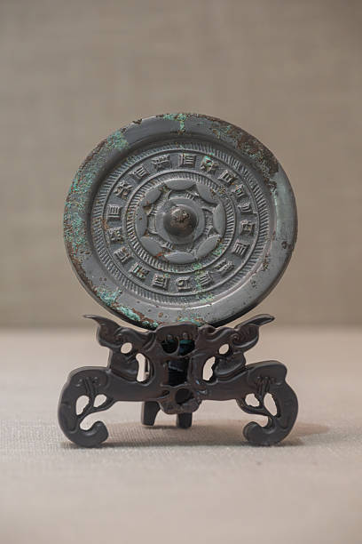 铜镜 - tóng jìng