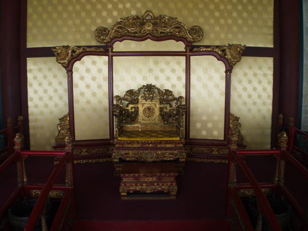 皇位 - huáng wèi