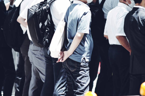 旁观 - páng guān