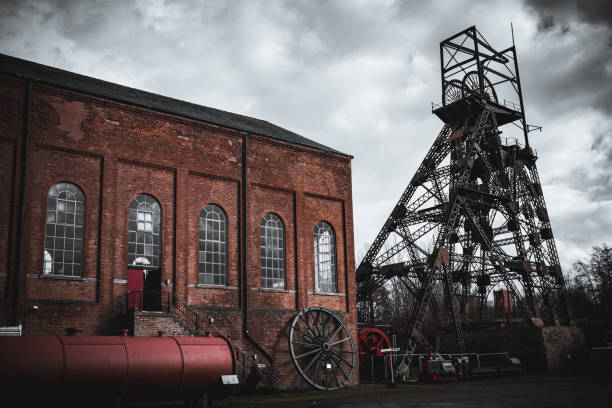 煤矿 - méi kuàng