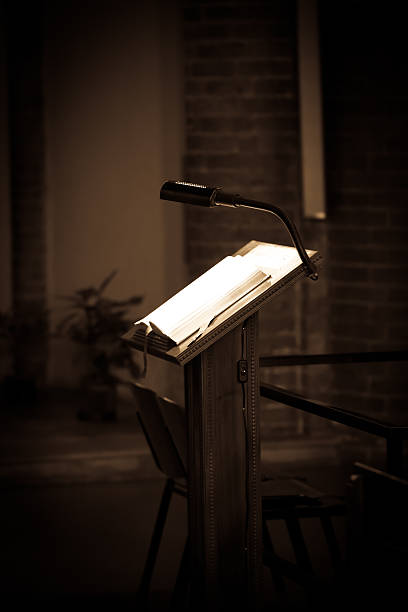 讲桌 - jiǎng zhuō