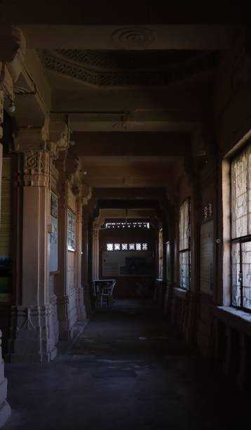 偏殿 - piān diàn