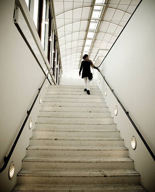 楼上 - lóu shàng