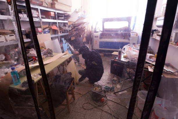 拆穿 - chāi chuān