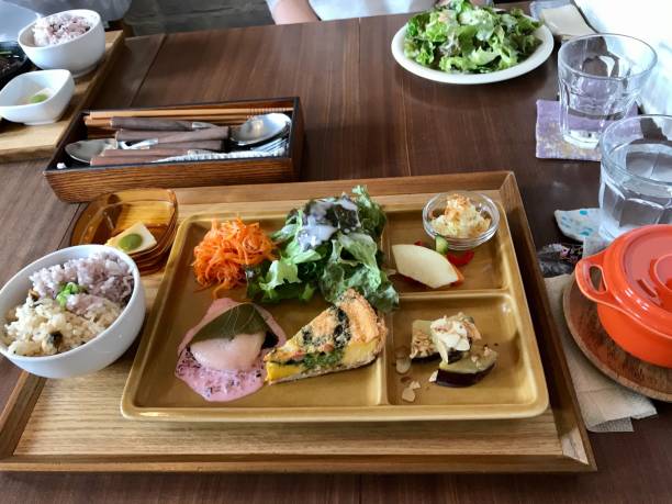 中饭 - zhōng fàn