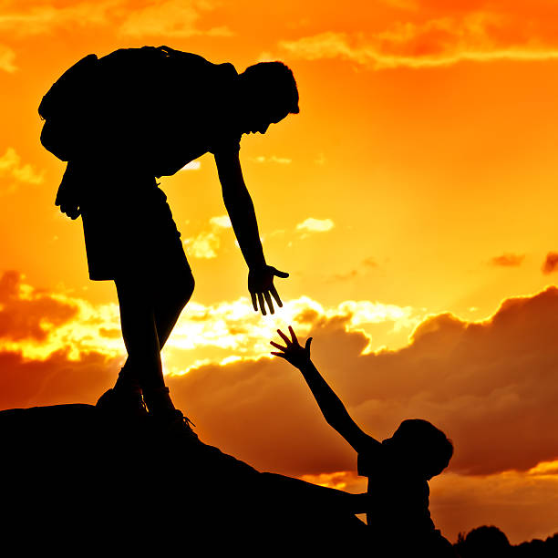 帮衬 - bāng chèn