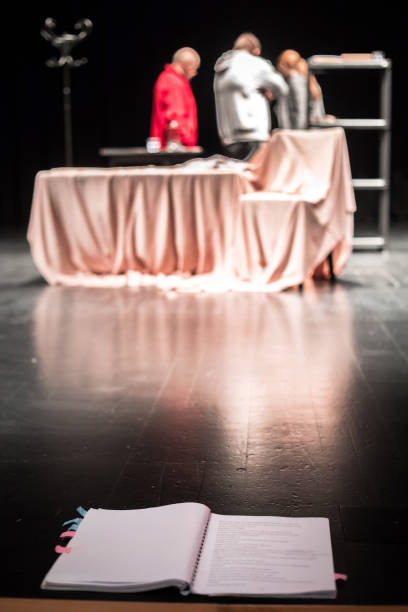 上演 - shàng yǎn