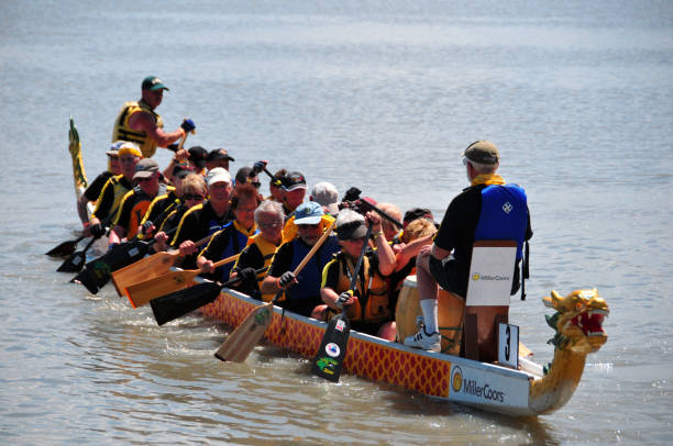 龙舟 - lóng zhōu