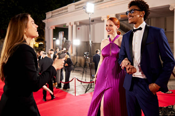 联欢 - lián huān